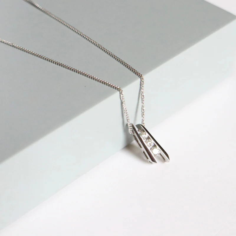 9 ct White Gold Diamond Pendant (15 points) - Image 3