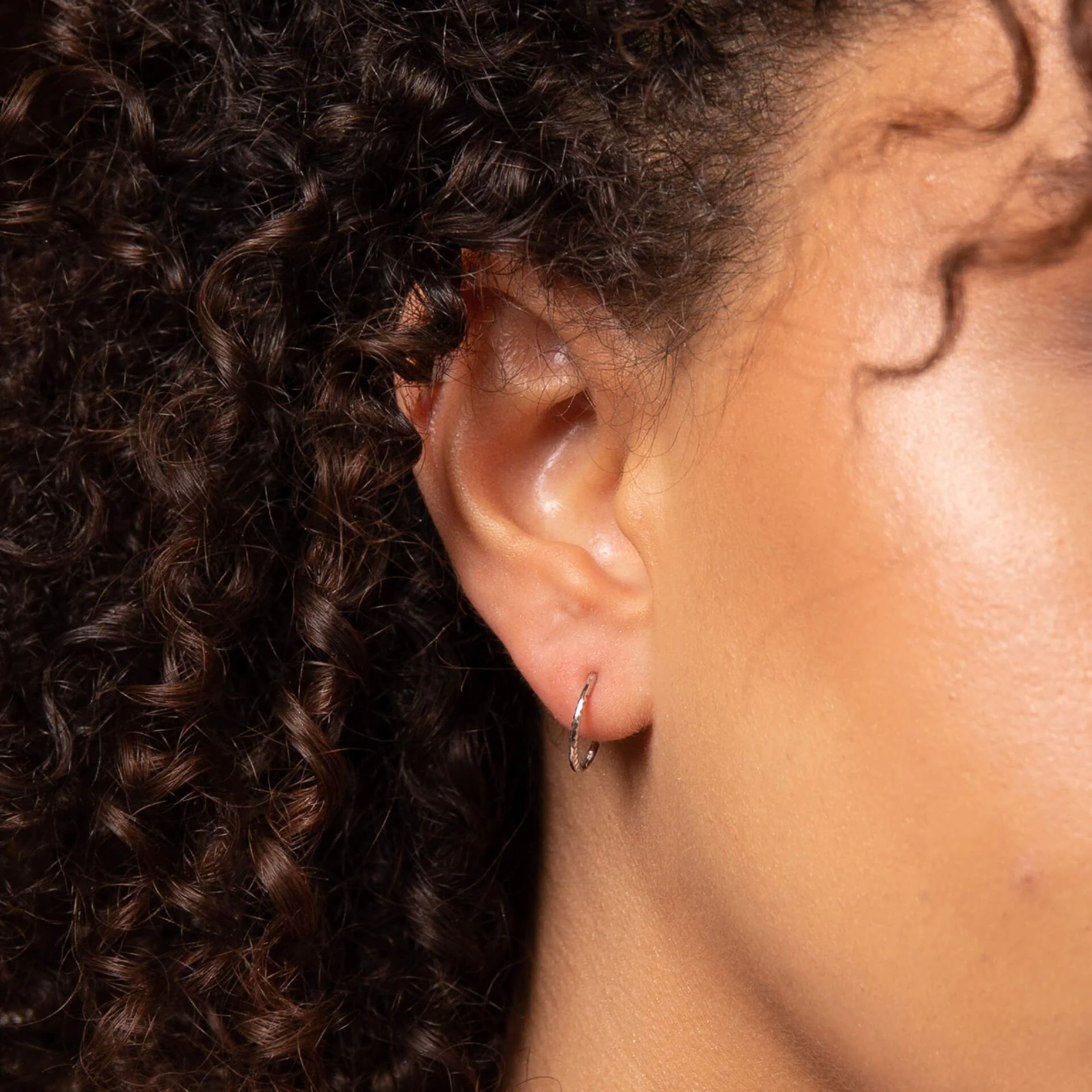 9ct White Gold Rope Huggie Earrings - Image 3